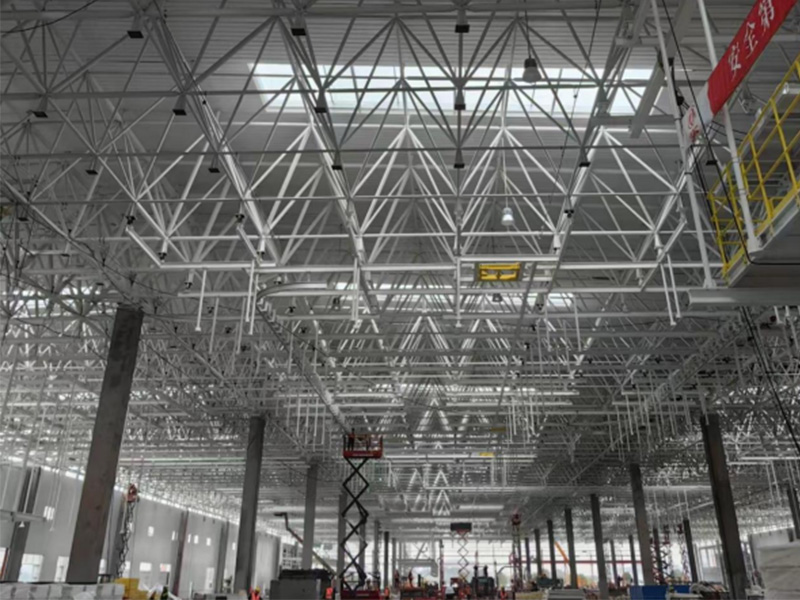 濟(jì)寧瑞通金屬結(jié)構(gòu)有限公司工程案例 東風(fēng)汽車(chē)新能源焊裝沖焊車(chē)間 網(wǎng)架項(xiàng)目 工程位于湖北省襄陽(yáng)市,工程面積:22658m2。